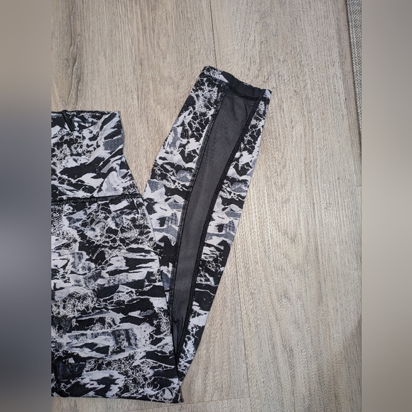 Lululemon Black & White Patterned Mesh Panel Leggings – Size 4 - Picture 2 of 5